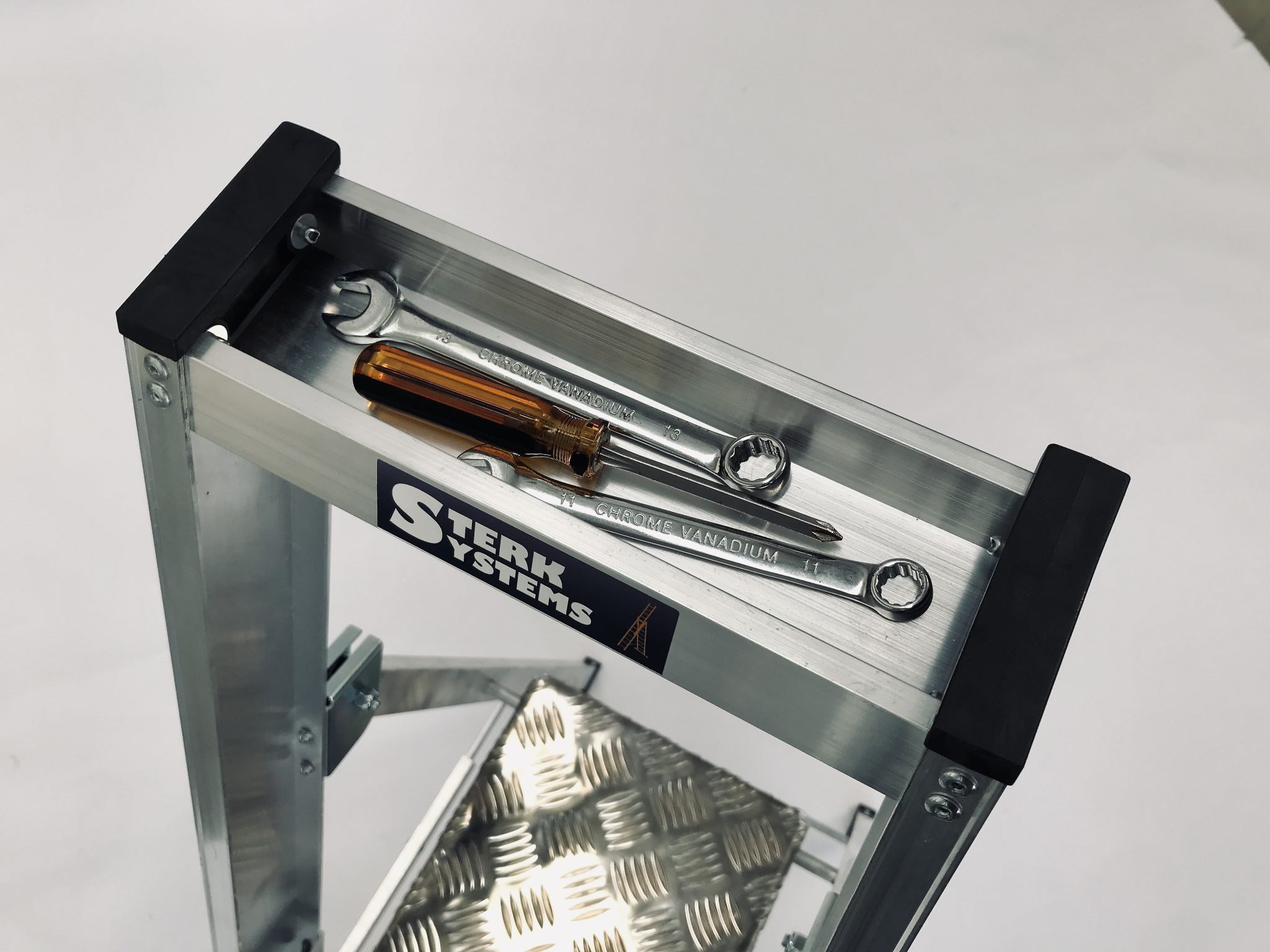 Sterk Systems Aluminium Platform Stepladders for Trade, DIY and EN131-professional use - Image 2
