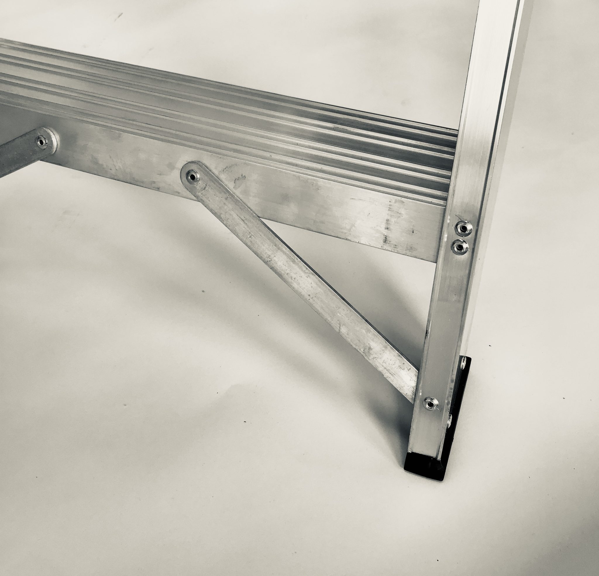 Sterk Systems Aluminium Swingback Steps - EN131 Stepladders with tool tray - Image 3